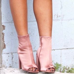 Steve Madden Blush satin heel size 8.5 never worn